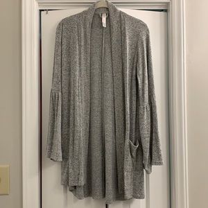 Gillian & O’Malley grey long bell sleeve cardigan